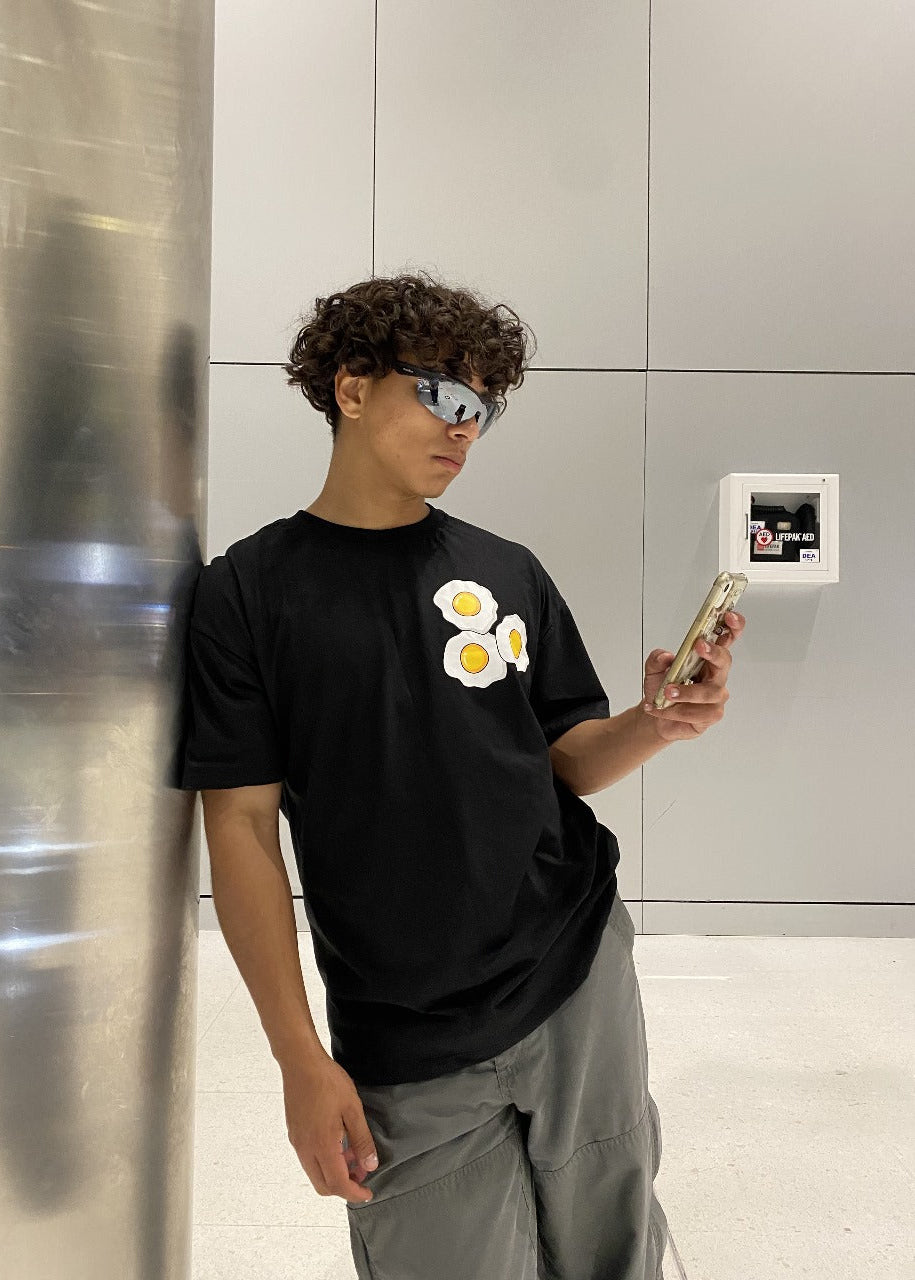 CAMISETA EGGS NEGRO